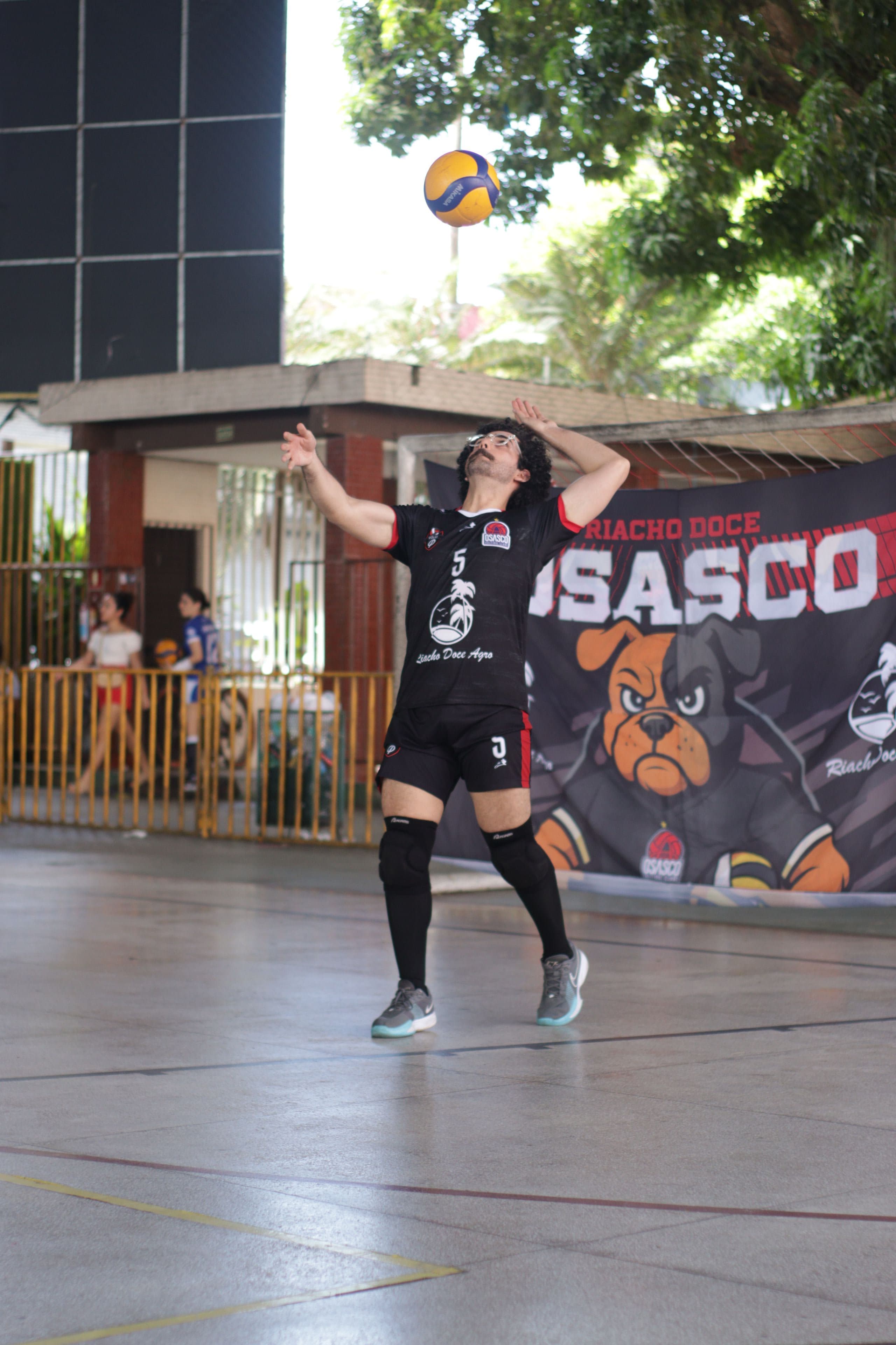 Imagem do Pedro sacando