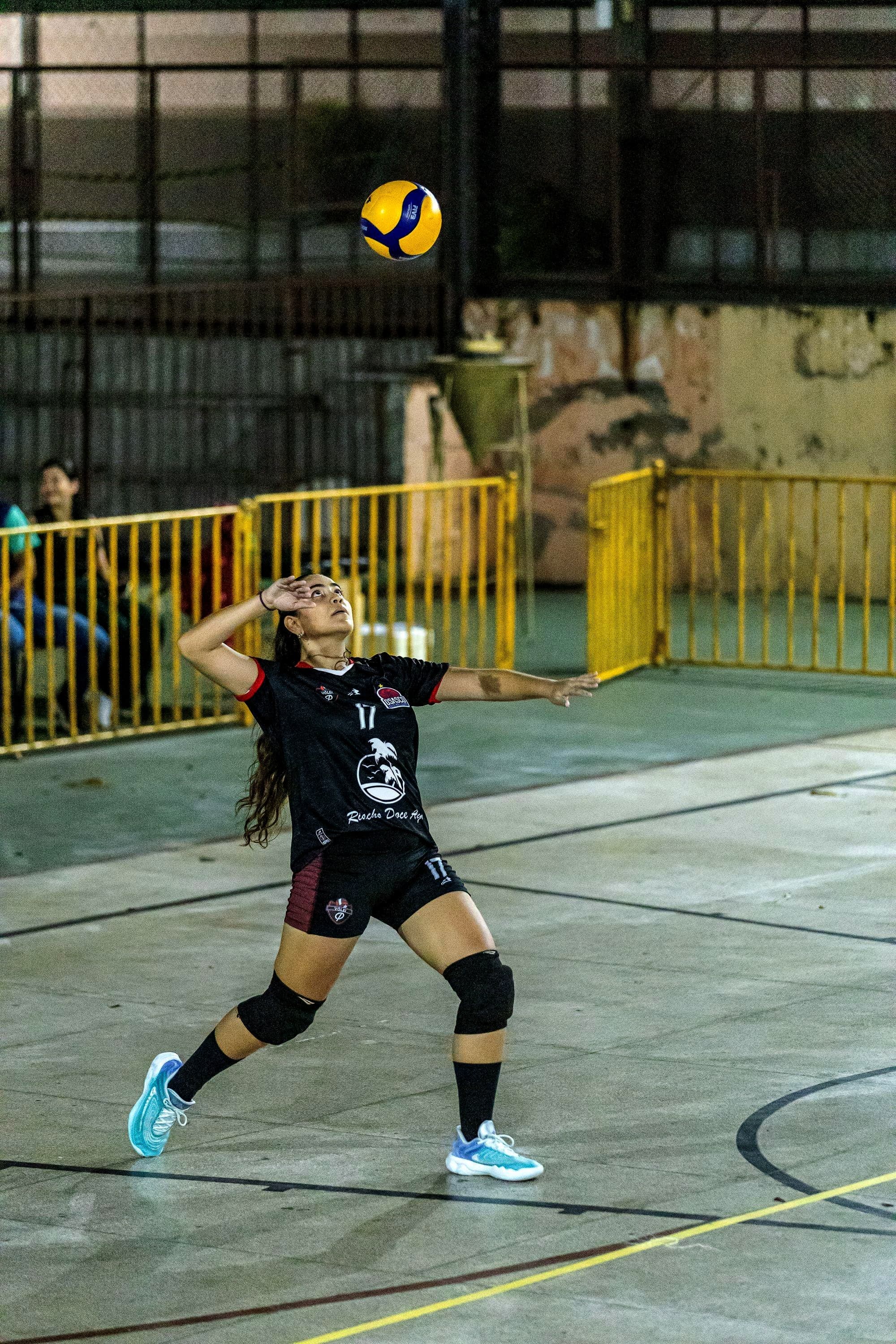 Imagem da Rafa sacando